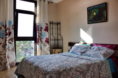 阿罗纳Las Piteras (2)的一间卧室设有一张床和一个窗口