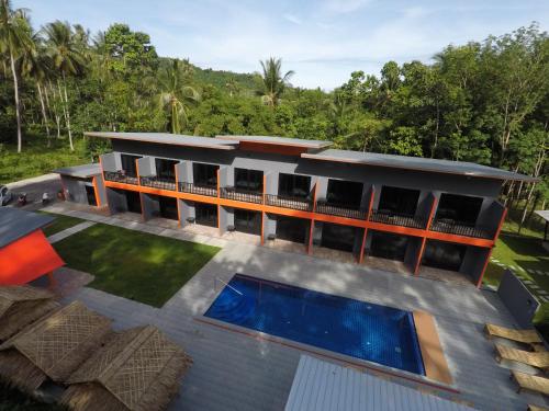 塔林甘海滩Samui Hills的享有带游泳池的房屋的空中景致