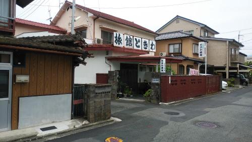 大洲Walking Pilgrimage Hotel Tokiwa Ryokan的街上一群房子,有门