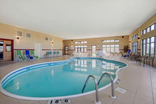 罗拉罗拉康福特套房酒店的在酒店房间的一个大型游泳池