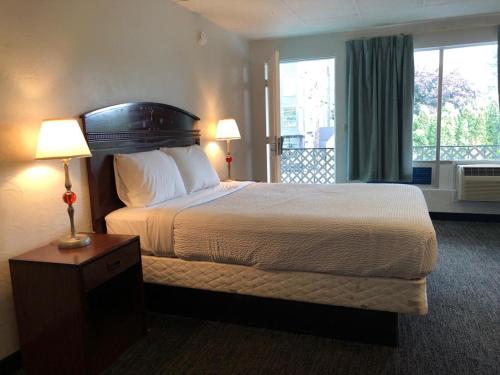 波特兰Portland Super Value Inn的酒店客房设有床和窗户。