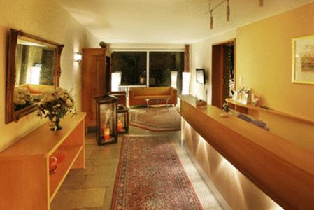 基青根艾斯巴赤豪弗酒店-餐厅的一间带沙发的客厅和一间Sidx sidx sidx客厅
