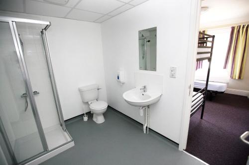 阿尼克Alnwick Youth Hostel的浴室配有卫生间、盥洗盆和淋浴。