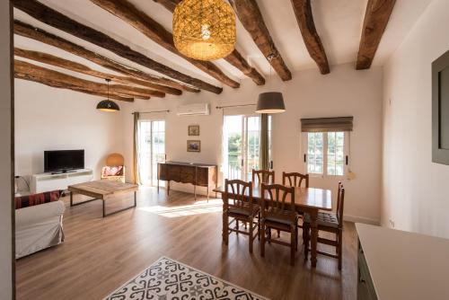 埃布罗河畔莫拉River Ebro Apartments的一个带桌椅的大客厅