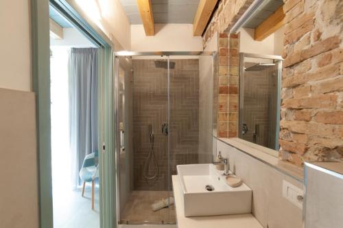 维拉西米乌斯PERDAS ROOMS的一间带水槽和淋浴的浴室