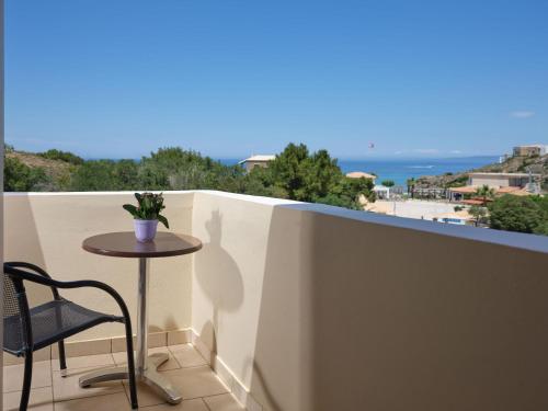 瓦西里科斯普拉卡海滩度假酒店的海景阳台上的一张小桌子
