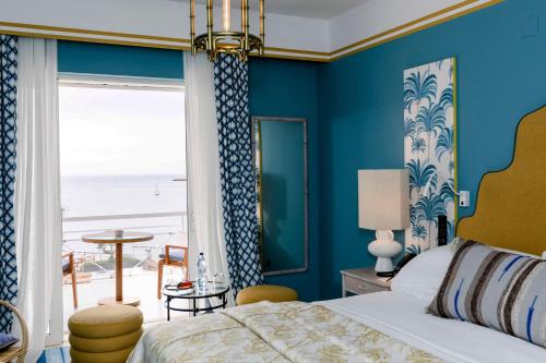 卡斯卡伊斯阿尔巴罗斯酒店的一间卧室配有一张床,享有海滩美景