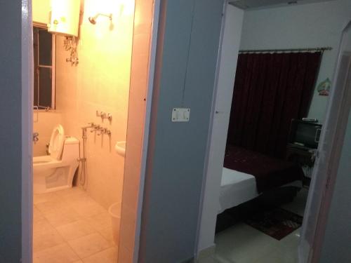 新德里Comfort Point Bed & Breakfast的带淋浴、卫生间和盥洗盆的浴室