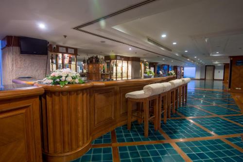北柳桑塔拉健康度假酒店的酒吧里连排凳子的酒吧