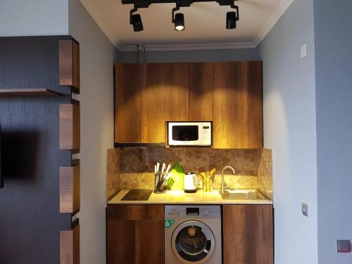 乌雷基Жемчужина Уреки的厨房配有洗衣机和微波炉。