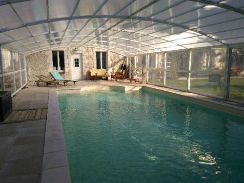谢尔河畔阿瑟La Ferme du Bien Etre的一座带室内游泳池的别墅