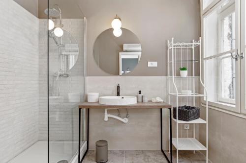 里耶卡Apartments Carpathia的一间带水槽和淋浴的浴室