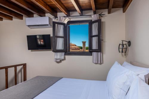 罗德镇佐科斯塔别墅酒店的一间卧室设有一张床和一个美景窗户。
