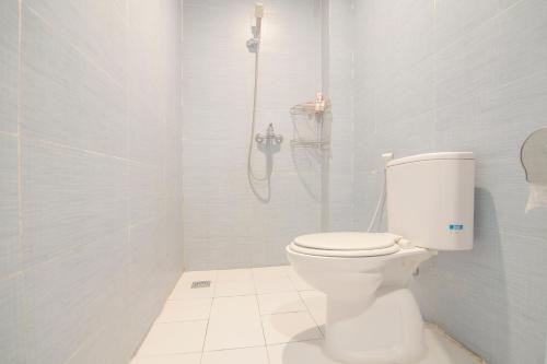 坤甸OYO 1097 Appartel Cempaka的一间带卫生间和淋浴的浴室