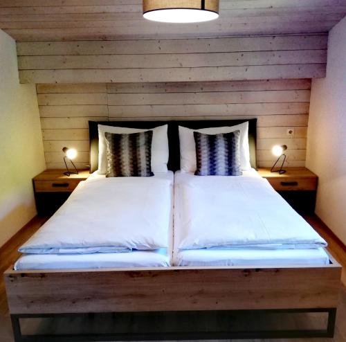 瓦格赖恩Haus Vordertiefenbach的一间卧室配有一张大床,两边都配有两盏灯