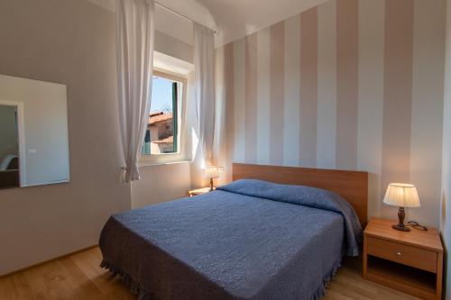 里奥内莱尔巴CASA BICE的一间卧室设有蓝色的床和窗户。