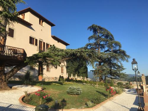 蓬塔谢韦艺术别墅农家乐的前面有一棵大树的房子