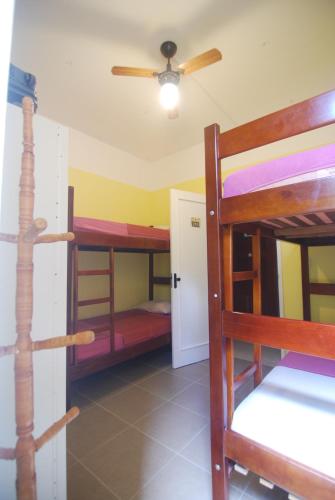 雷富希奥福塔雷萨青年旅馆客房内的一张或多张双层床