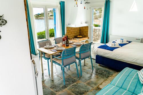 凯拉泰阿Seafront Villa Polyxene的配有桌椅和床的房间