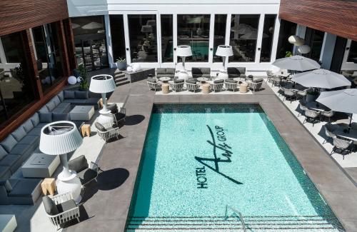 卡尔加里艺术酒店的一个带椅子的游泳池和一间酒店