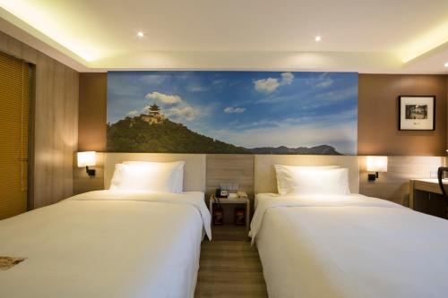 太原综改示范区亚朵酒店客房内的一张或多张床位
