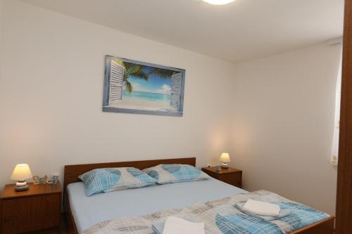 波尔杰Apartment DamirK的卧室配有两张床,墙上挂着一幅画