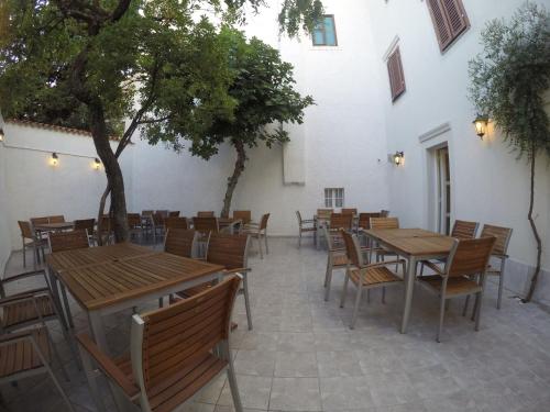 茨雷斯奈霍住宿加早餐旅馆的庭院配有木桌椅和一棵树