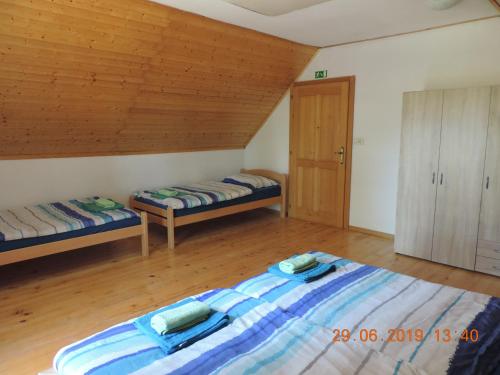 维帕瓦Guest House Nanos的一间卧室设有两张床和木制天花板