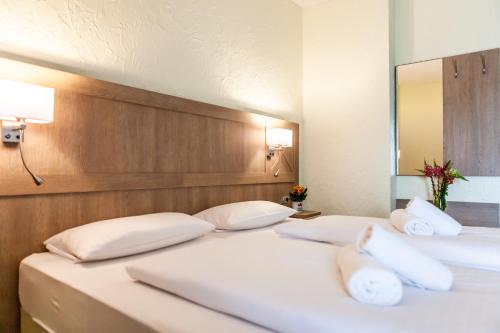 施塔特基尔Landhotel Eifelblick的客房内的两张床和白色枕头