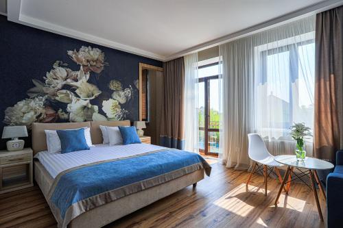 敖德萨Redling Hotel的卧室配有一张大床,墙上挂有绘画作品