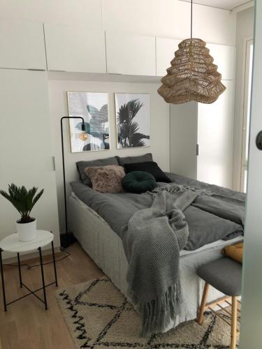 奥卢Beautiful apartment at Toppilansalmi的一间卧室配有一张床和一个吊灯