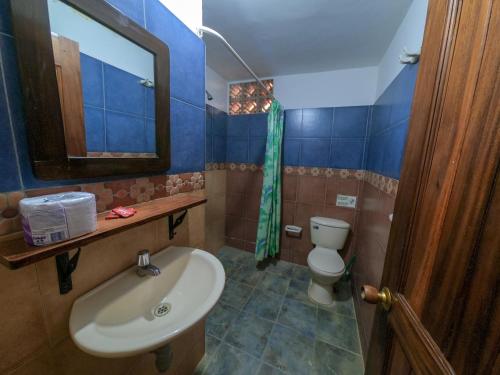 塔甘加拉卡萨德费利佩旅馆的一间带水槽、卫生间和镜子的浴室