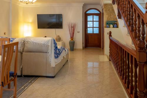 阿里纳加Cactus Ville Playa的客厅配有沙发和墙上的电视