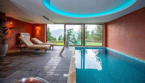 普拉曼塔阿纳瓦斯山度假酒店的一个带大窗户的房间内的游泳池