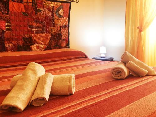 利帕里Casa di Jacopo的一间卧室配有一张床,上面有两条毛巾