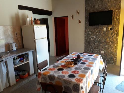 卡法亚特Casa Manipa -3 dormitorios的厨房配有桌子和冰箱