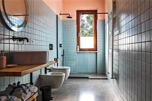 蒙泰卢波菲奥伦蒂诺House of Arts的一间带卫生间和水槽的浴室