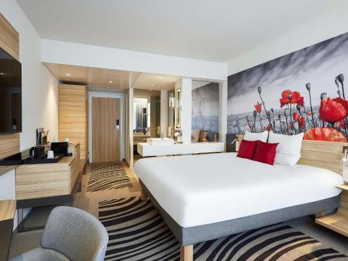 伊普尔诺富伊珀尔中心酒店的酒店客房设有一张大床和一间浴室。