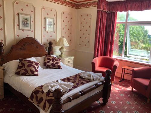 托基Everglades Hotel的卧室配有床、椅子和窗户。