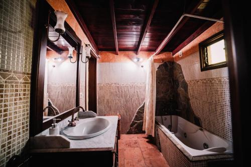 蒂哈拉费Casa Elena的浴室配有盥洗盆和浴缸。