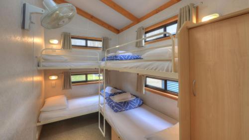 Yea耶亚河岸房车公园的房屋内带4张双层床的房间