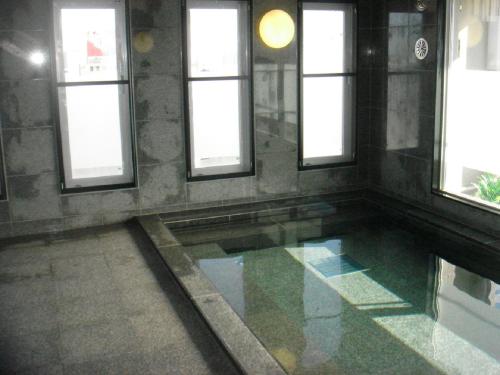 宫崎Hotel Route-Inn Miyazaki Tachibana Dori的窗户房间里一片水