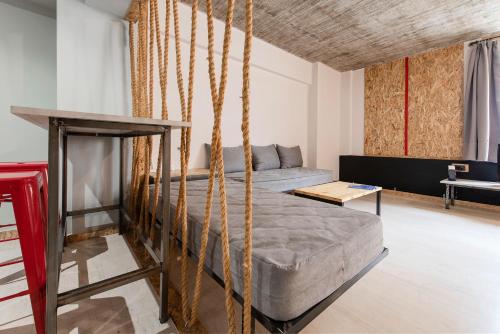 比雷埃夫斯Piraeus Premium Suites的一间房间,床周围设有绳索