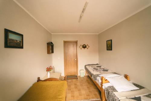 乌兰巴托Town Yard Hostel的一间设有两张床和一扇门的房间