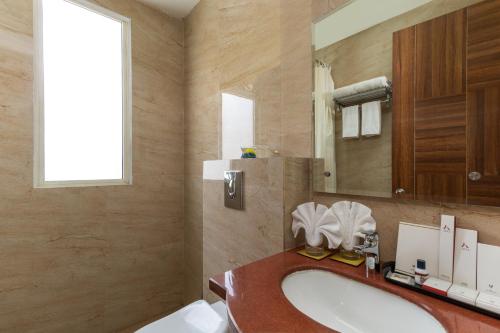 古尔冈Inde Hotel Cyber City的一间带水槽和镜子的浴室