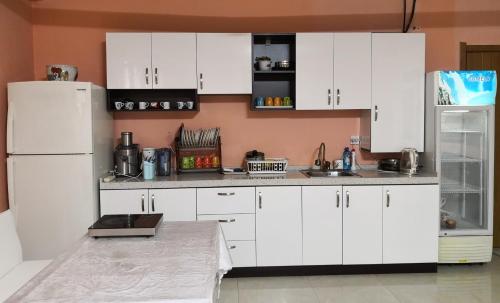 乌兰巴托Town Yard Hostel的厨房配有白色橱柜和白色冰箱。