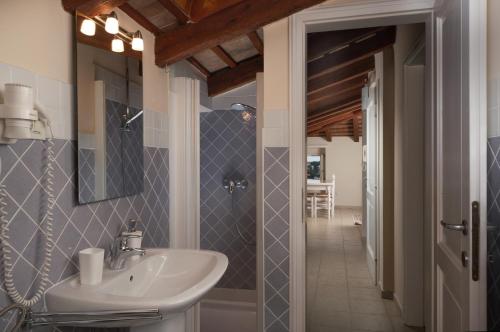 罗维尼特来维索尔多罗公寓的一间带水槽和镜子的浴室