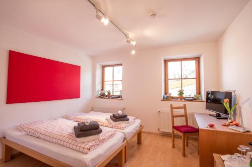 LindenHormannhof的红色墙壁的客房内的两张床