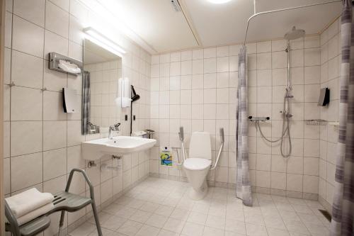 Agerskov阿格斯可夫库洛酒店的带淋浴、卫生间和盥洗盆的浴室