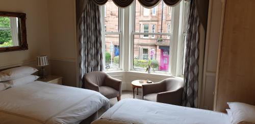 爱丁堡高地宾馆的酒店客房设有两张床和窗户。